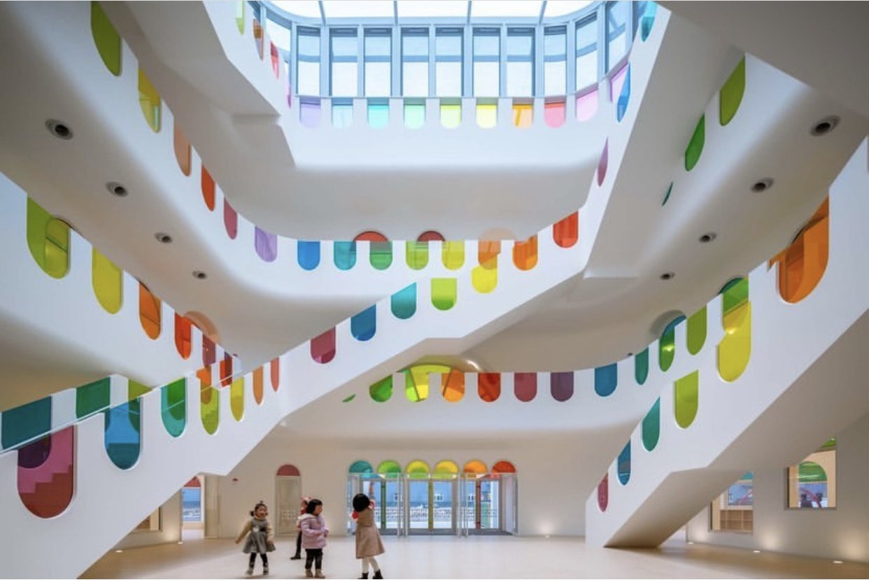 Arquitetura Escola Infantil - com 483 vitrais, o edifício tem arquitetura lúdica e original