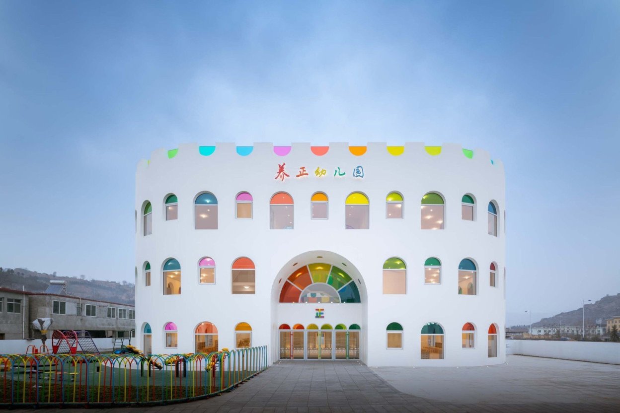 Arquitetura Escola Infantil - com 483 vitrais, o edifício tem arquitetura lúdica e original
